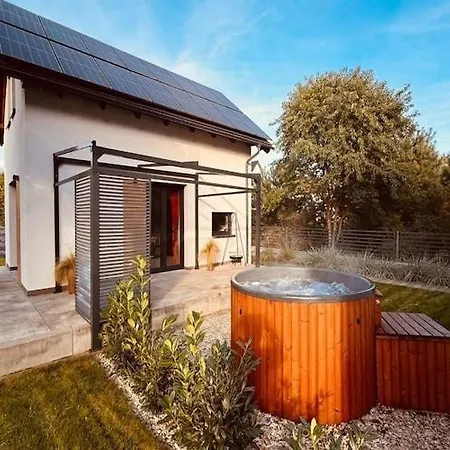 펜션 With Jacuzzi, For 6 People *